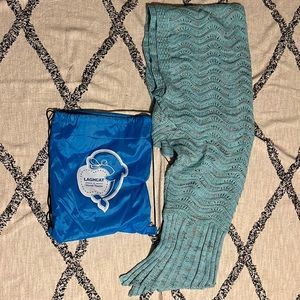 Mermaid style crochet blanket with bag
